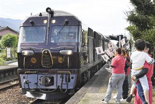 ＪＲ九州の豪華寝台列車「ななつ星ｉｎ九州」＝福岡県うきは市