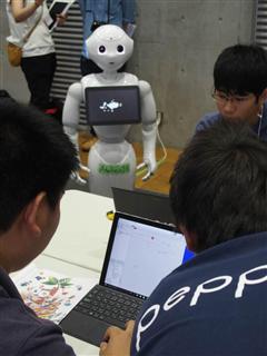 ソフトバンクグループは小中学校のプログラミング授業向けにペッパーを３年間貸し出す。写真は８月に東京大学先端科学技術研究センターで開催された学習障害のある児童生徒向けのプログラミング教室＝８月１０日、東京都目黒区
