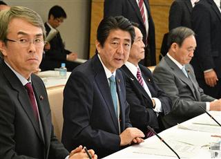 経済財政諮問会議に臨む（左から）石原伸晃経済再生担当相、安倍晋三首相ら＝８日午後、首相官邸（斎藤良雄撮影）