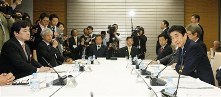 首相官邸で開かれた経済財政諮問会議。右端はあいさつする安倍首相＝８日夜