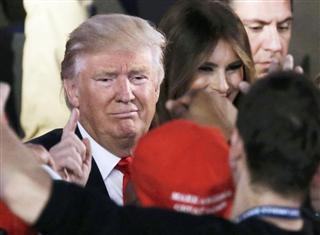 米大統領選で勝利宣言を終え、支持者と言葉を交わす共和党のトランプ氏＝９日、ニューヨーク（ロイター）