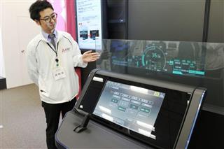 透明パネルに速度などが表示される次世代列車運転台=9日、東京都千代田区 透明パネルに速度などが表示される次世代列車運転台=9日、東京都千代田区