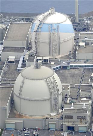 九州電力玄海原発４号機（手前）と３号機＝２０１５年３月、佐賀県玄海町