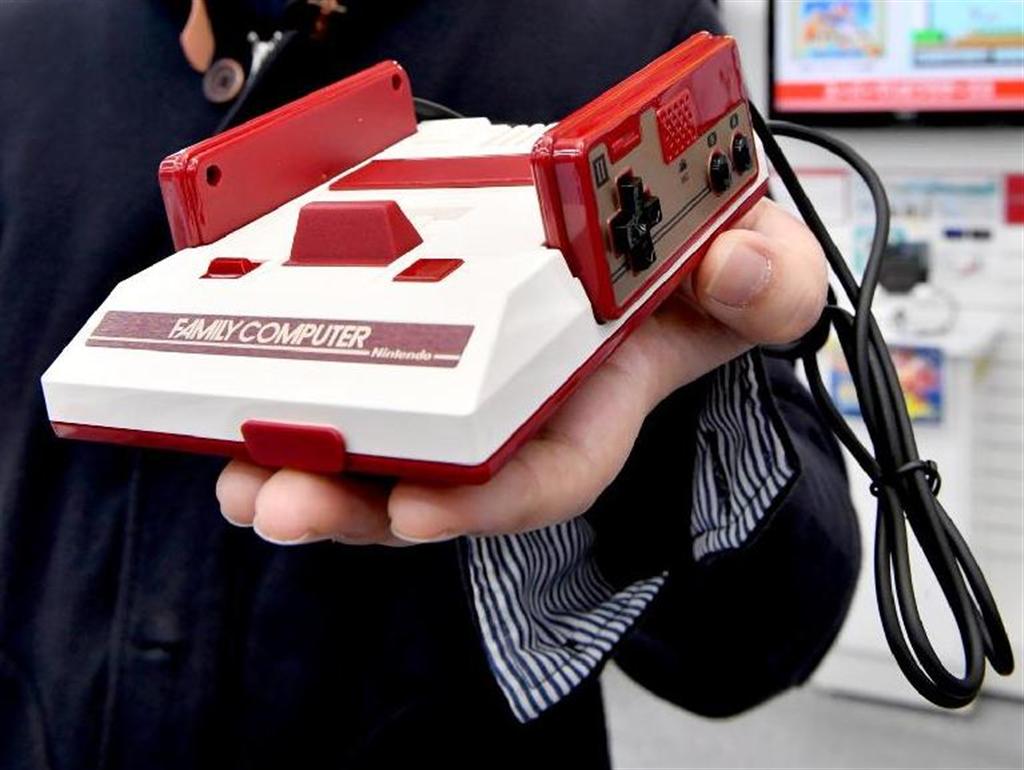 販売が開始された手のひらサイズの「ニンテンドークラシックミニ」