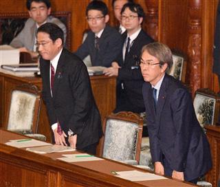 衆院本会議で、ＴＰＰ承認案が可決され、一礼する石原伸晃ＴＰＰ担当相（右）と岸田文雄外相＝１０日午後、国会（斎藤良雄撮影）