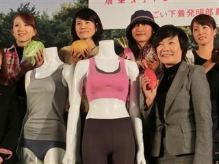 ワコールが発売する肌着を囲む「農業女子」と安倍昭恵さん（右）＝１０日、東京都渋谷区の渋谷ヒカリエ