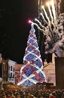 報道陣に公開されたユニバーサル・スタジオ・ジャパンの巨大クリスマスツリー＝１０日夜、大阪市