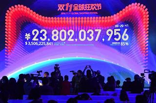 報道陣向けに実況中継された、アリババグループのネット通販取引額=11日、中国広東省深セン市(共同) 報道陣向けに実況中継された、アリババグループのネット通販取引額=11日、中国広東省深セン市(共同)