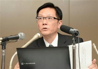 記者会見する東芝の平田政善最高財務責任者＝１１日、東京都港区