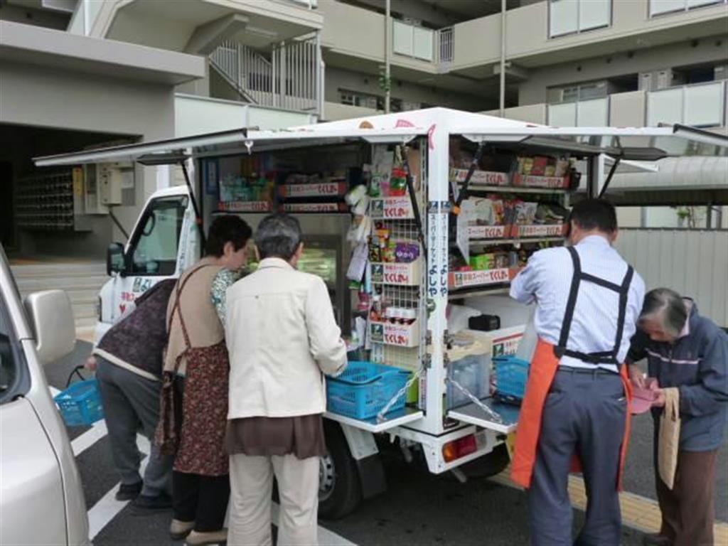 東京都板橋区富士見町にある団地で移動販売を行う、スーパーよしやの「とくし丸」（よしや提供）