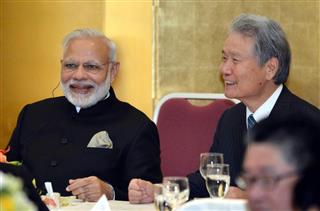 歓迎昼食会で経団連の榊原定征会長（右）と談笑するインドのモディ首相＝１１日、東京都千代田区