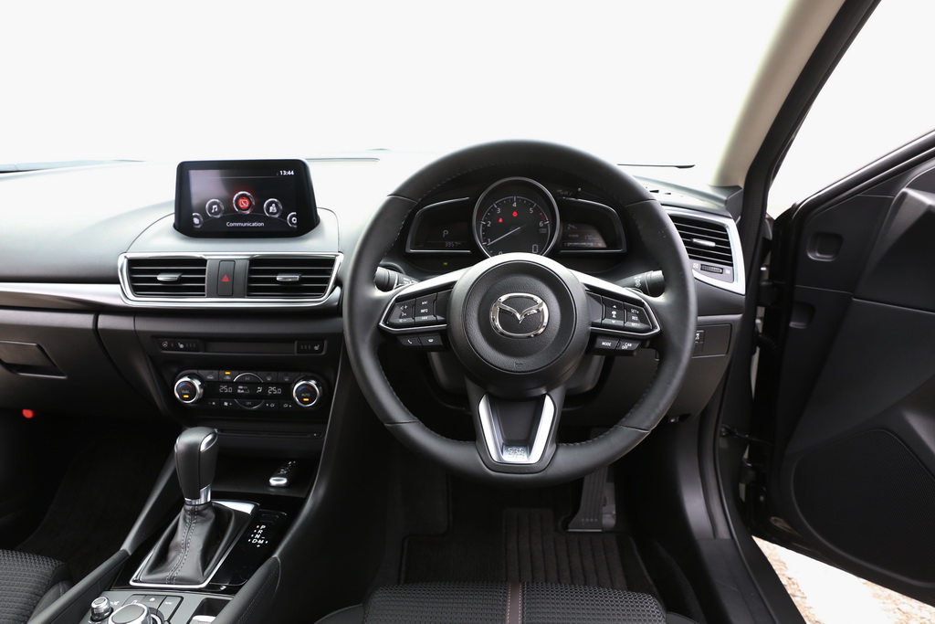 一眼メーターを採用したインパネ。内装は全体的にシンプルだ