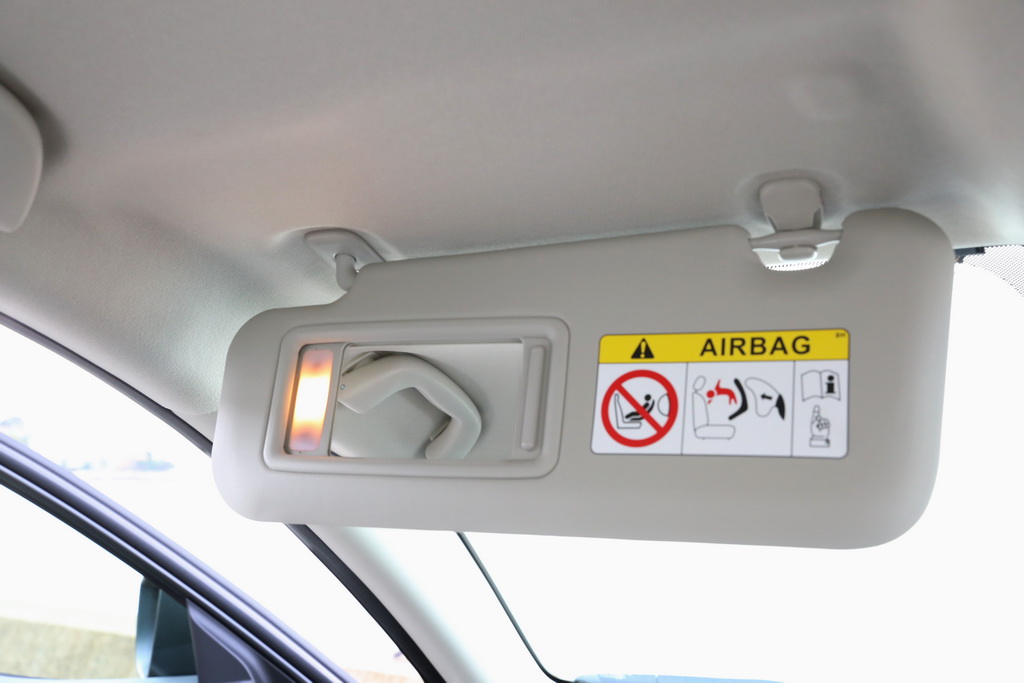 助手席のバニティミラー。ランプは柔らかみのある電球色（肌色に近い色）