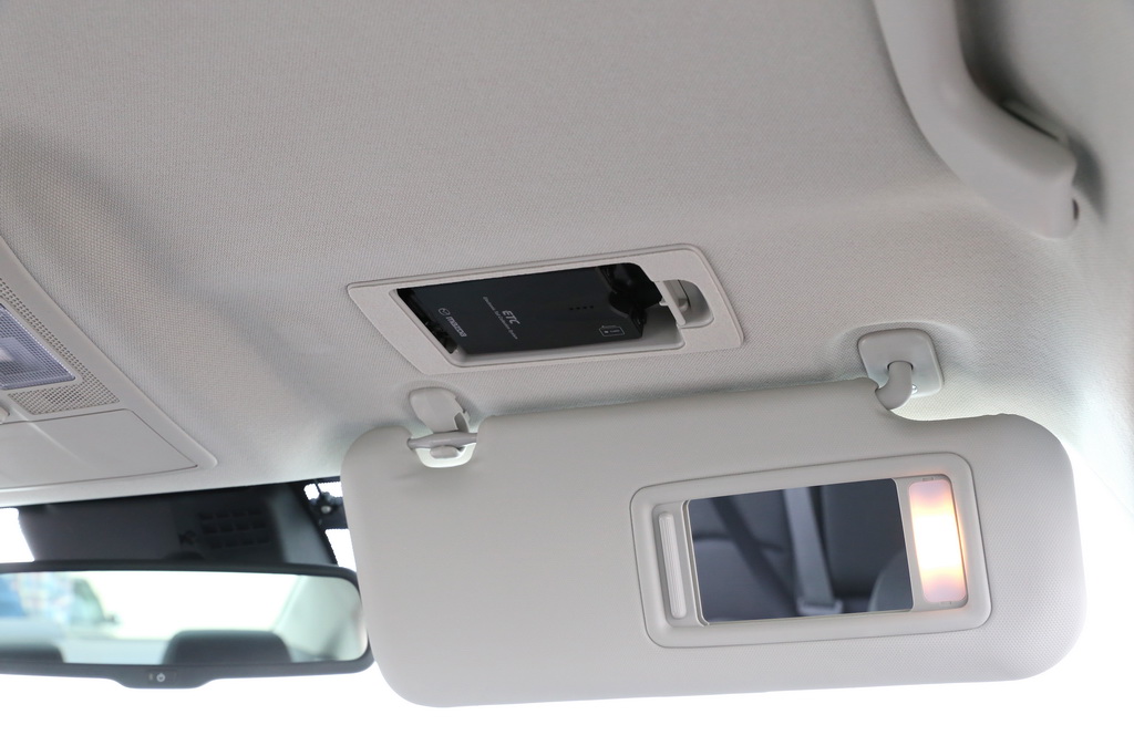 ＥＴＣ車載器はサンバイザーの後ろに隠れるように収納する