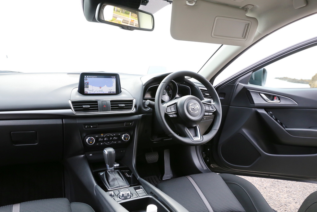 人間工学に基づいてデザインされた使いやすいインテリア。エアコンの操作スイッチがやや使いづらいこと以外、不便さやぎこちなさを感じる場面はなかった