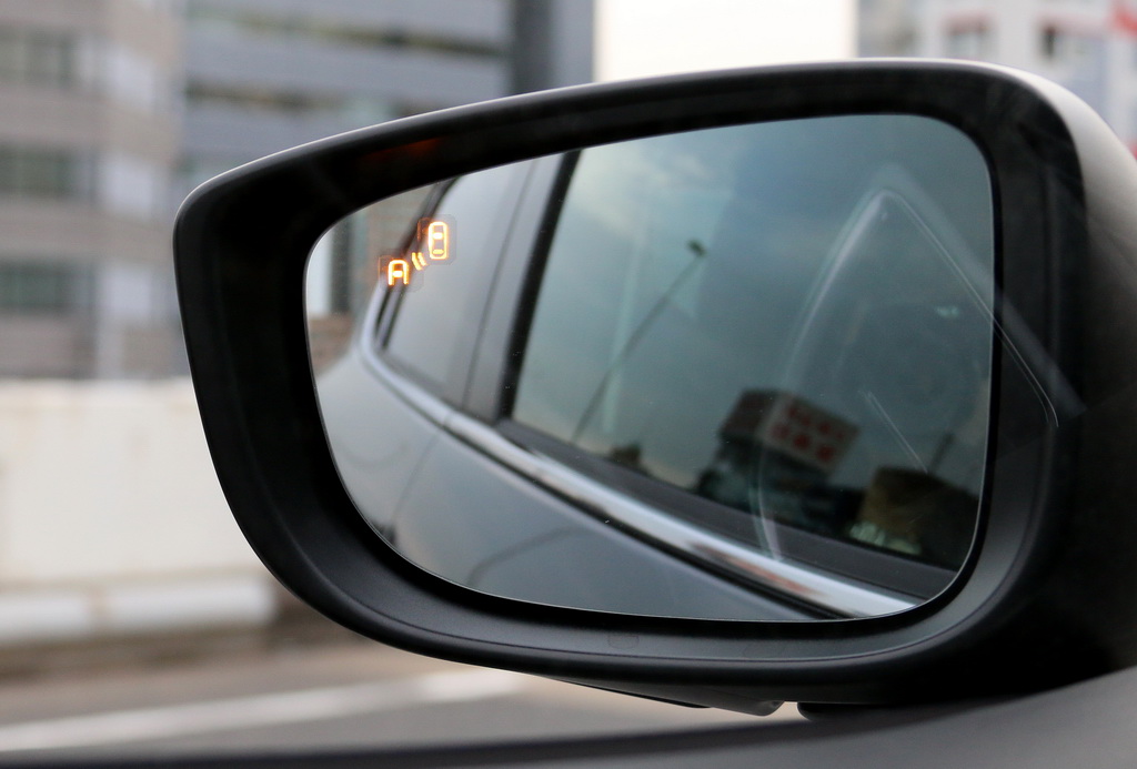 後方から接近する車両の存在を、ミラー鏡面のインジケーターで知らせるブラインド・スポット・モニタリング（ＢＳＭ）