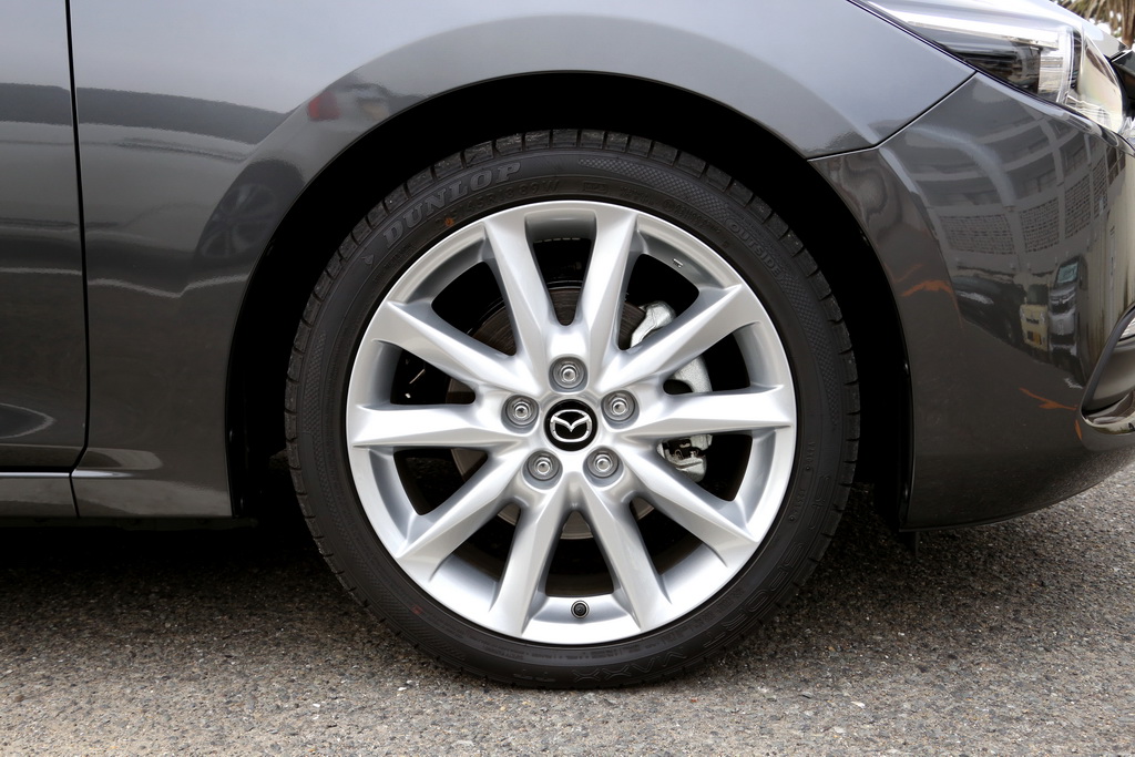 タイヤサイズは２１５／４５Ｒ１８