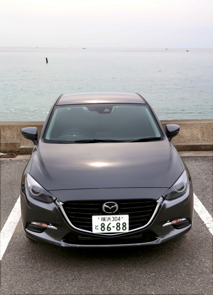 マツダの「アクセラ セダン」。カラーはマシーングレープレミアムメタリック。横須賀市の立石海岸で撮影