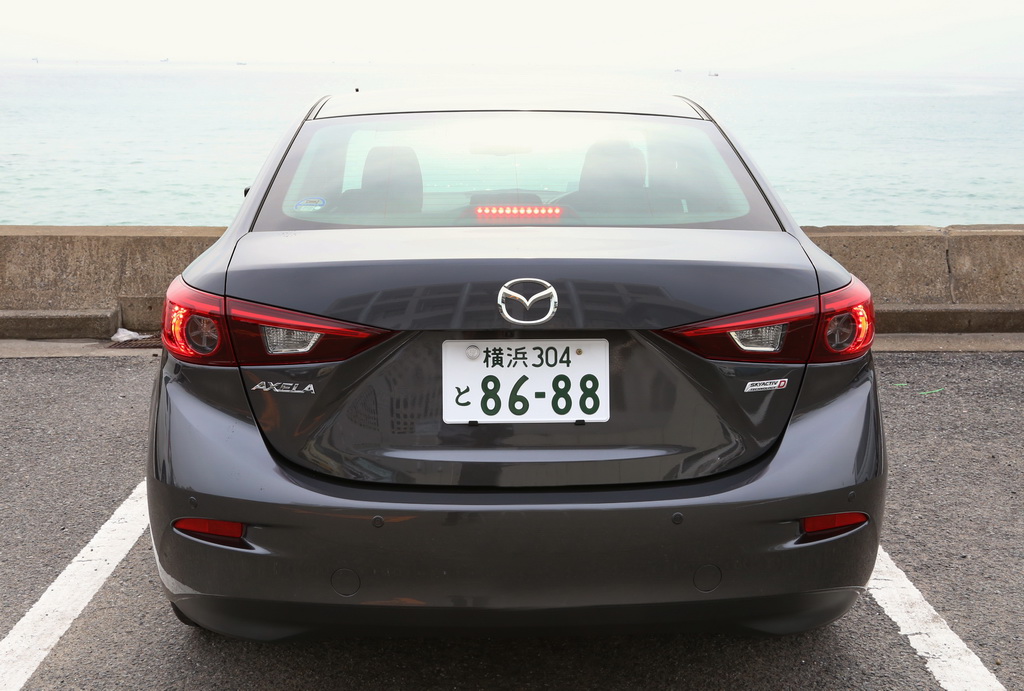 マツダの「アクセラ セダン」。カラーはマシーングレープレミアムメタリック。横須賀市の立石海岸で撮影
