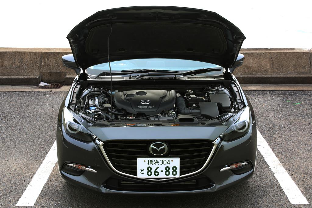 マツダの「アクセラ セダン」。カラーはマシーングレープレミアムメタリック。横須賀市の立石海岸で撮影