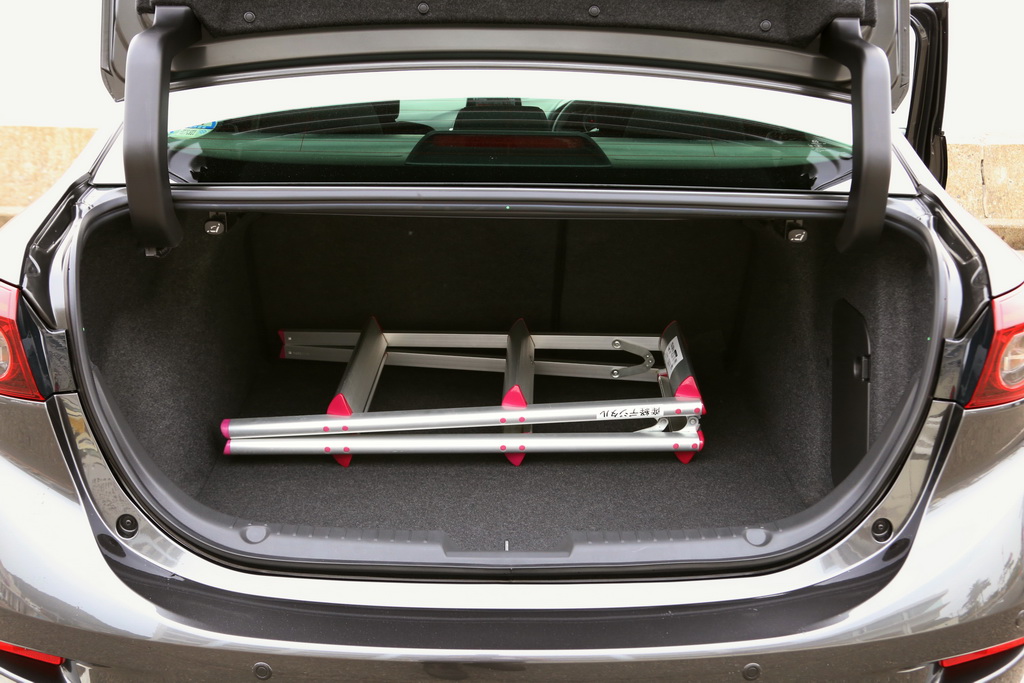 ３段脚立が余裕で入るトランクルーム。奥行きも実用レベルだ