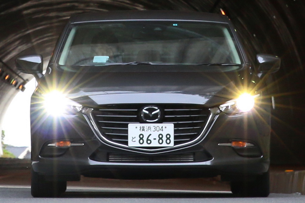 横須賀市佐島にあるトンネルから出てくるアクセラ