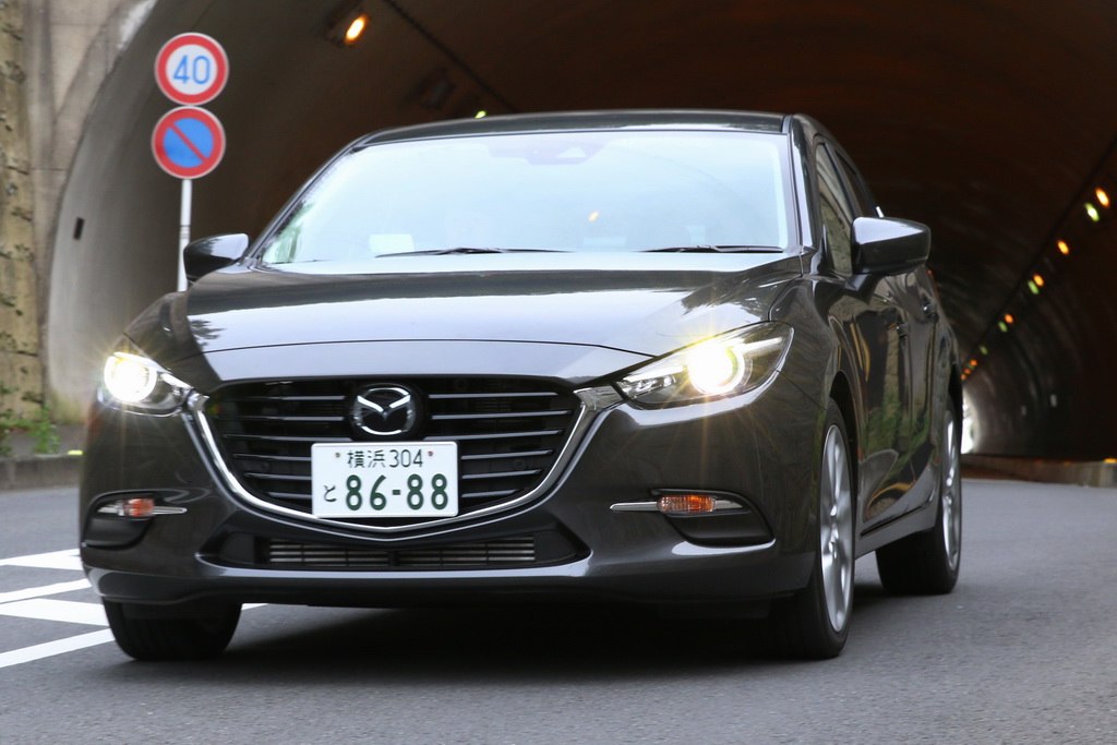 鉄の塊のように黒光りする「マシーングレー」のカラーリング。きらりと光るＬＥＤヘッドランプもきれいだ