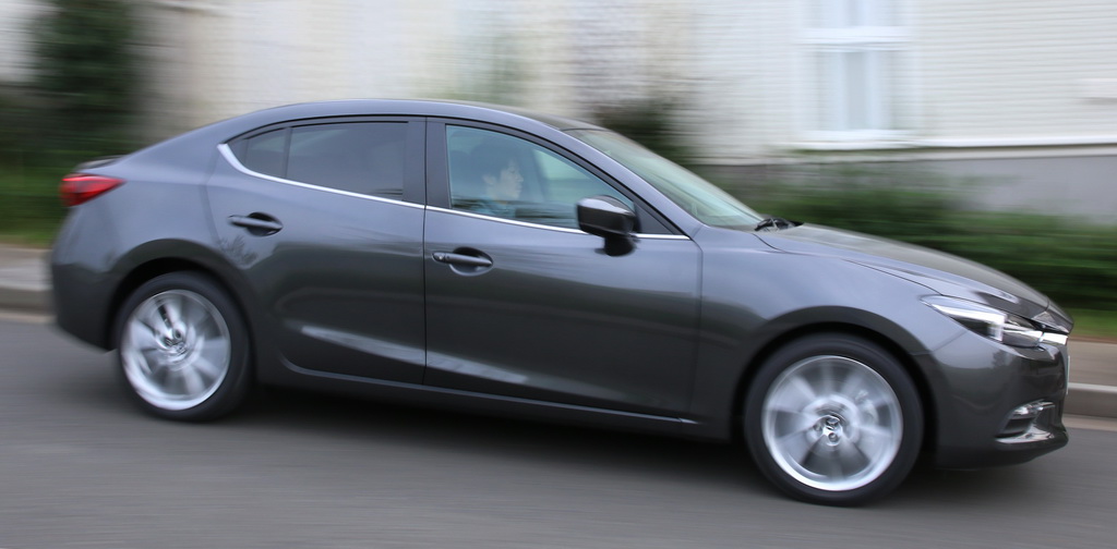 マツダのデザインテーマ「魂動」を反映したミドルサイズのスポーティーセダン