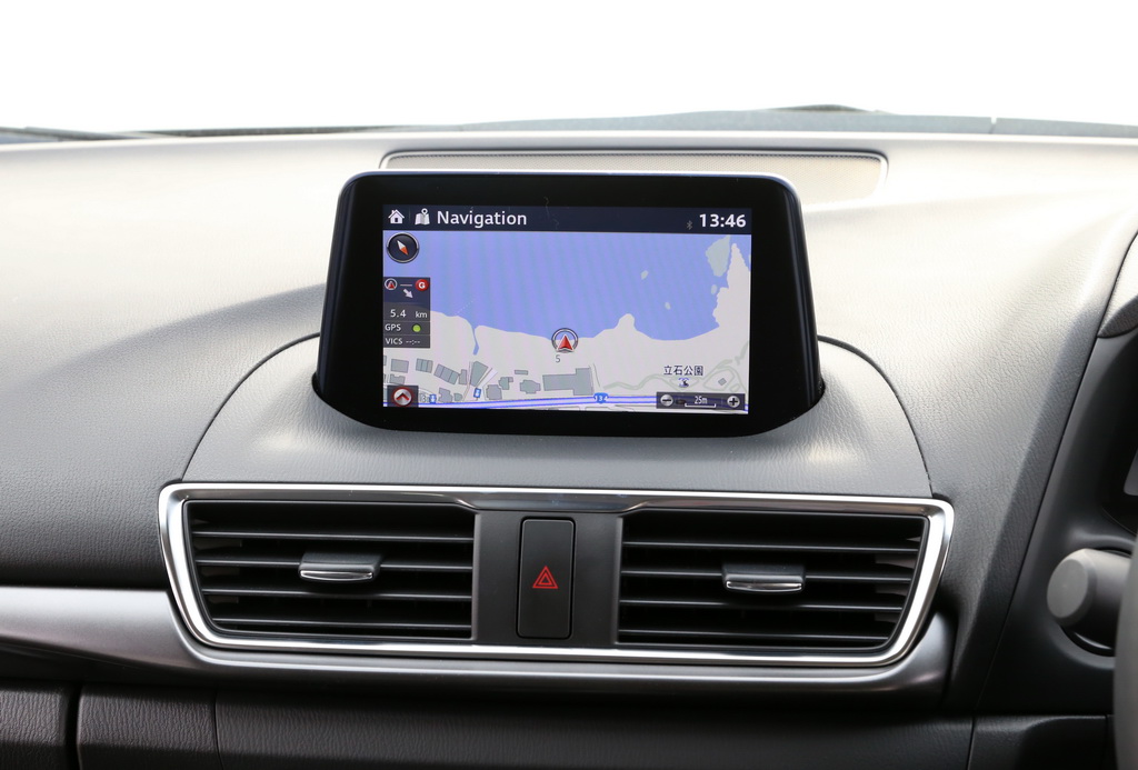 吹き出し口の縁取りは、なんとなくマツダのエンブレムの「Ｍ」をかたどったようにも見える。モニターは小さめだが、逆に視界を遮る心配はない