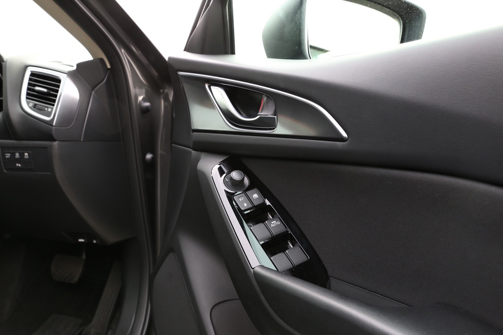 パワーウインドーのスイッチ周りはピアノブラック調。光沢が綺麗だが、引っ掻き傷は目立ちやすい