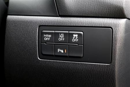 i-stop（アイドリングストップ機能）や車線逸脱警告などを操作するスイッチ類