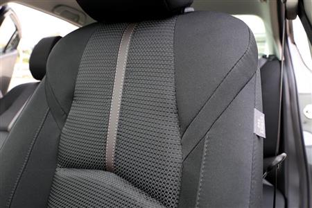 ステッチ入りのファブリック素材のシート。体を包み込むような形状でホールド性が高い。座り心地は硬め