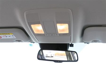 前席の車内灯は電球色（オレンジがかった暖かみのある色）