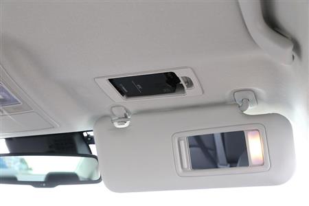 ＥＴＣ車載器はサンバイザーの後ろに隠れるように収納する