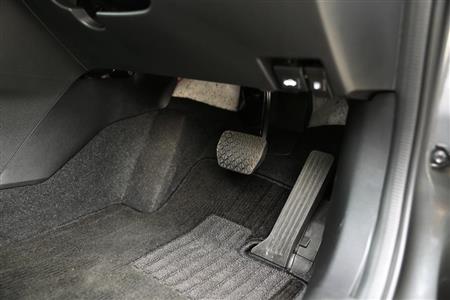 オルガン式アクセルペダルを採用することで、フロアにつけたかかとがずれにくいというメリットがある。足元は広々としていて運転しやすいのだが、ペダルの奥をよーく見るとむき出しが気になる。あちらこちらに配線も…