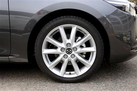 タイヤサイズは２１５／４５Ｒ１８