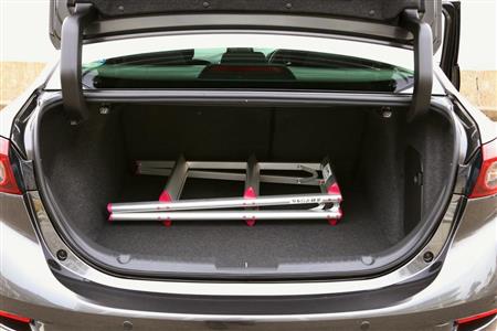 ３段脚立が余裕で入るトランクルーム。奥行きも実用レベルだ