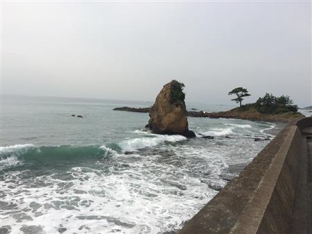 目の前に海が広がる立石公園の無料駐車場。波飛沫には注意を！（iPhoneで撮影）
