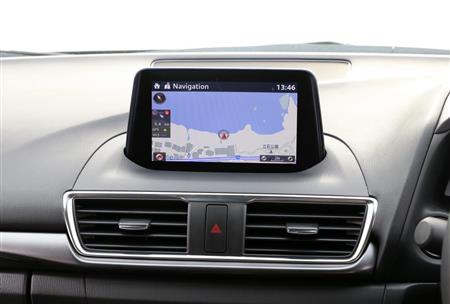 吹き出し口の縁取りは、なんとなくマツダのエンブレムの「Ｍ」をかたどったようにも見える。モニターは小さめだが、逆に視界を遮る心配はない