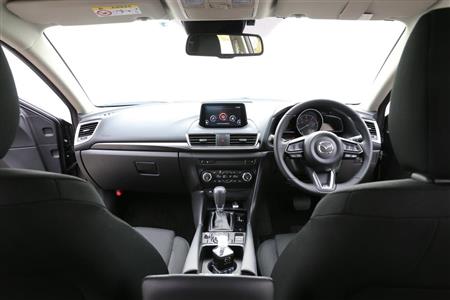 内装はシックで落ち着いた雰囲気。上級グレードはホワイトレザーシートも選べる