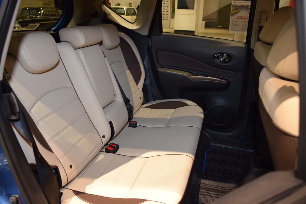 ノートの後部座席。かなり余裕のあるレッグスペース