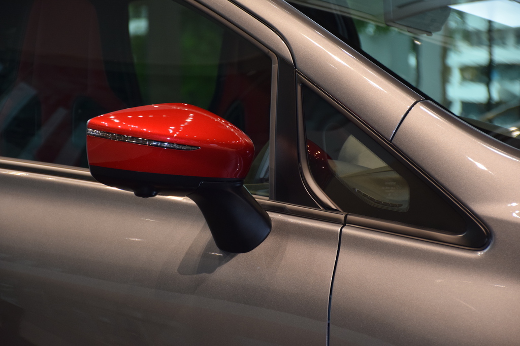 日産「ノート e-POWER」のニスモ・バージョン。赤く塗られたミラー