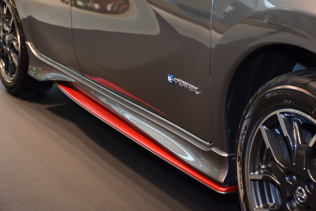 日産「ノート e-POWER」のニスモ・バージョン。赤のラインが走るサイドスカート