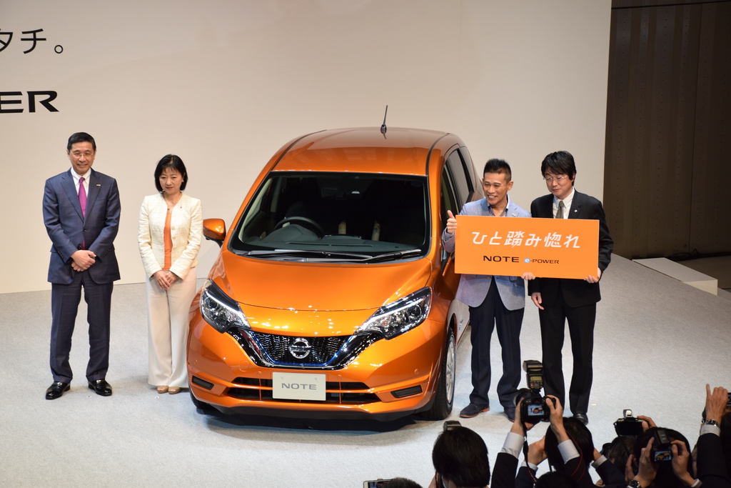 ゲストで登場した俳優の柳沢慎吾さん（右から２人目）