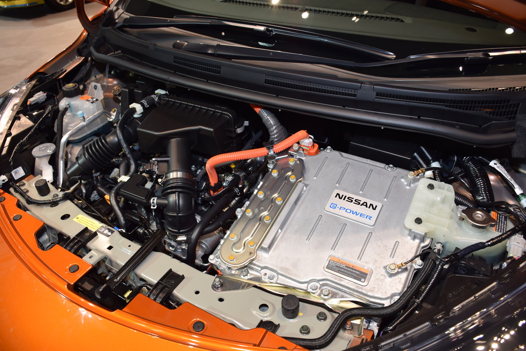 ノートの一体型パワートレイン。左の黒い部分が１．２Ｌエンジン、シルバーの物体がインバーター。その下にモーターと発電機を配置している