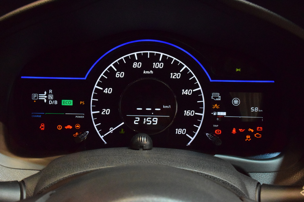 電機を意識したブルーのラインが特徴のインパネ