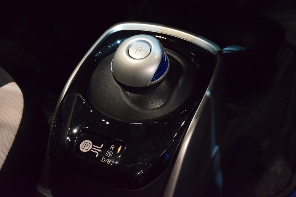 “奇抜”な形をしたシフトレバー。真ん中の「Ｐ」ボタンを押すとパーキングに入る
