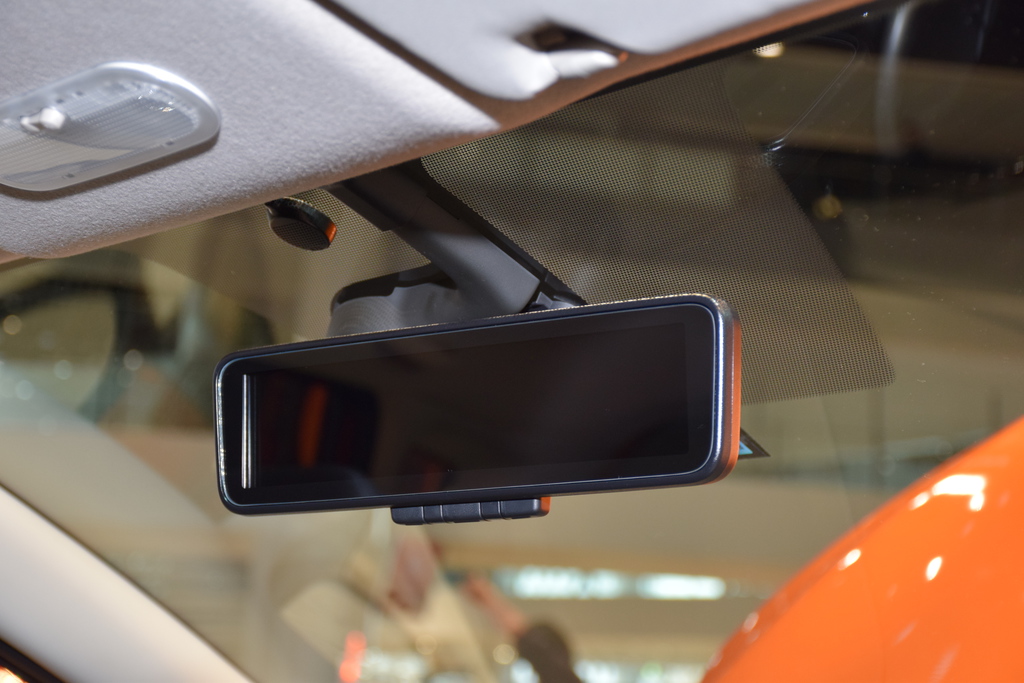 カメラで後方視界を映し出す「スマート・ルームミラー」