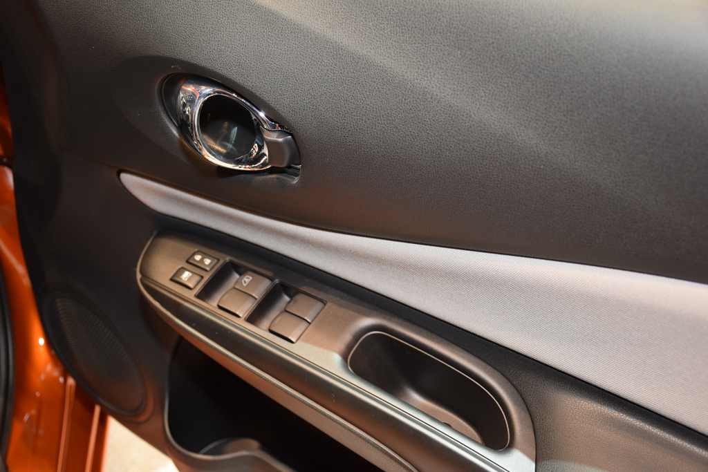 パワーウィンドーのスイッチ。フロントドアポケットも装備