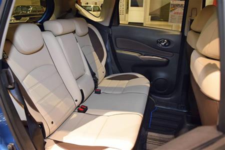 ノートの後部座席。かなり余裕のあるレッグスペース